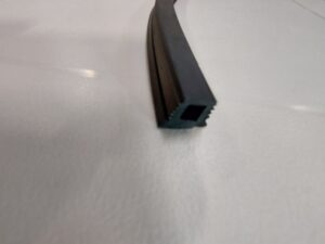 Tiiviste ohjaamoikkunan reunaan I-Dethleffs