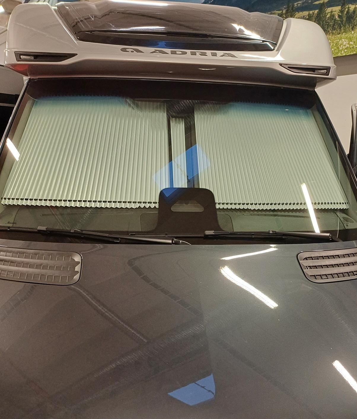 Tuulilasin pimennysverhot MB-Adria 2025