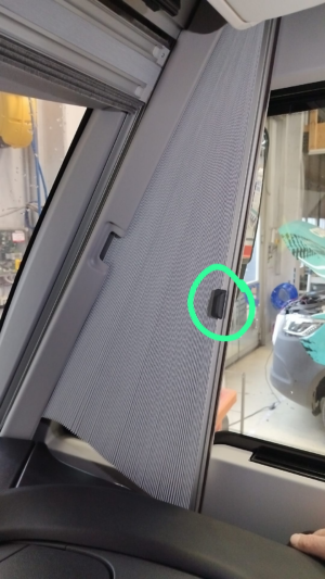 Ohjaamon sivuikkunan verhon pidike / painike Adria Supersonic